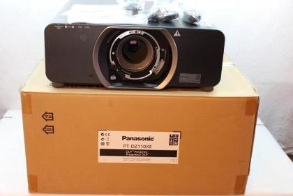 Panasonic PT-DZ110XE/ PT-DZ8700 3-DLP Beamer Projektor